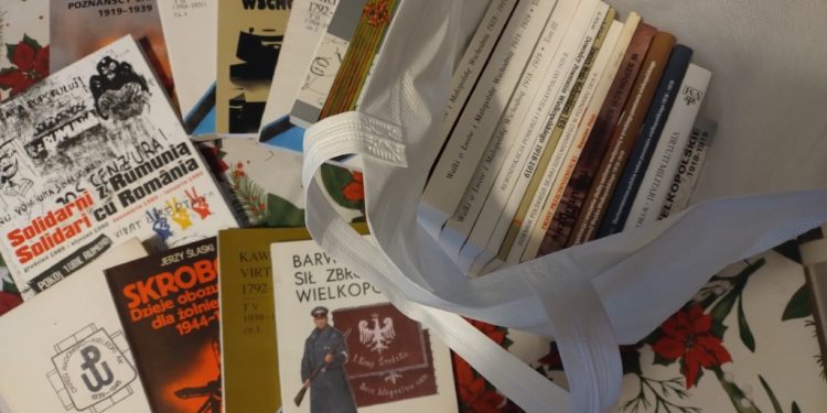 Książki historyczne trafiły do gnieźnieńskiej biblioteki