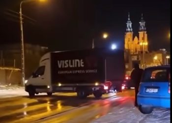 Oblodzone drogi i chaos w ruchu po wieczornych opadach