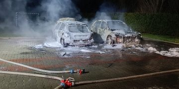 Pożar samochodów na osiedlu w Łubowie