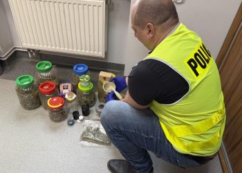 Gnieźnieńska policja likwiduje przestępczość narkotykową – 41-latek z 3,6 kg narkotyków w mieszkaniu