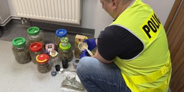 Gnieźnieńska policja likwiduje przestępczość narkotykową – 41-latek z 3,6 kg narkotyków w mieszkaniu