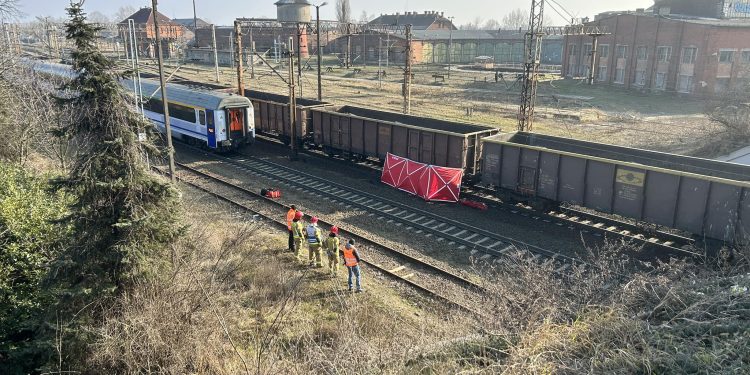 Pociąg towarowy śmiertelnie potracił człowieka w okolicach dworca kolejowego w Gnieźnie