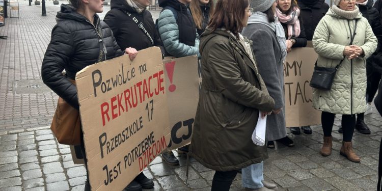 Rodzice protestują przeciwko likwidacji Przedszkola nr 17 w Gnieźnie