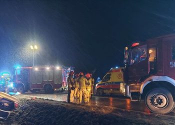 Poważny wypadek w Ługach – dachowanie auta, trzy osoby w szpitalu