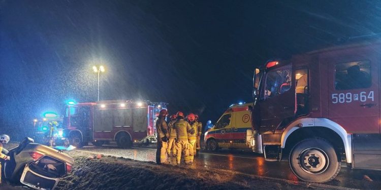 Poważny wypadek w Ługach – dachowanie auta, trzy osoby w szpitalu