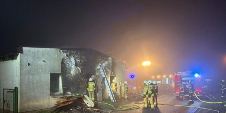 Pożar domu pod Trzemesznem – policjanci uratowali 78-letnią kobietę