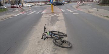 17-latek wjechał rowerem w autobus w Gnieźnie