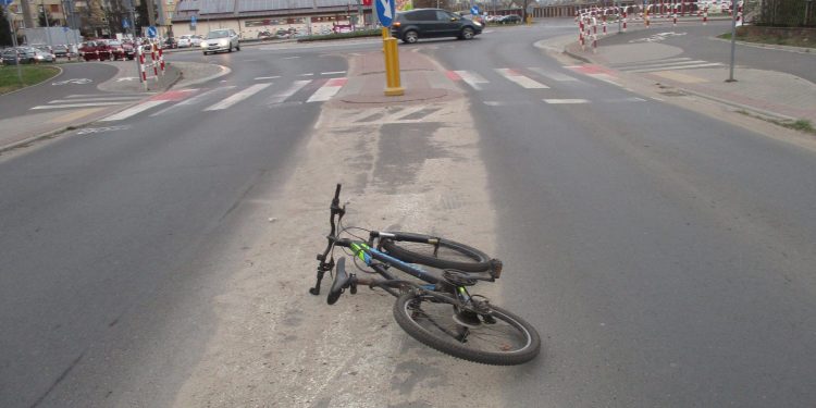 17-latek wjechał rowerem w autobus w Gnieźnie
