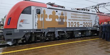 Lokomotywa PKP Intercity w jubileuszowych barwach koronacyjnych