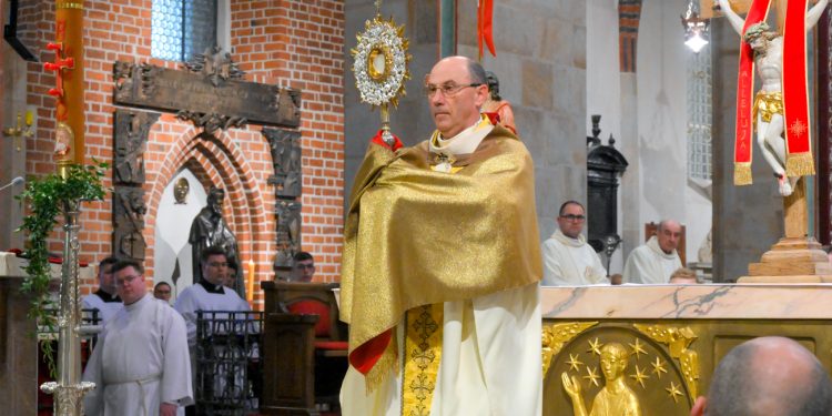 Prymas Polski: Wielkanoc to święto nadziei, zmartwychwstania i życia (wideo)