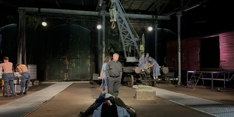 „U mnie zawsze wszystko dobrze” – poruszające widowisko o miłości i nadziei w cieniu Auschwitz w Teatrze Fredry w Gnieźnie