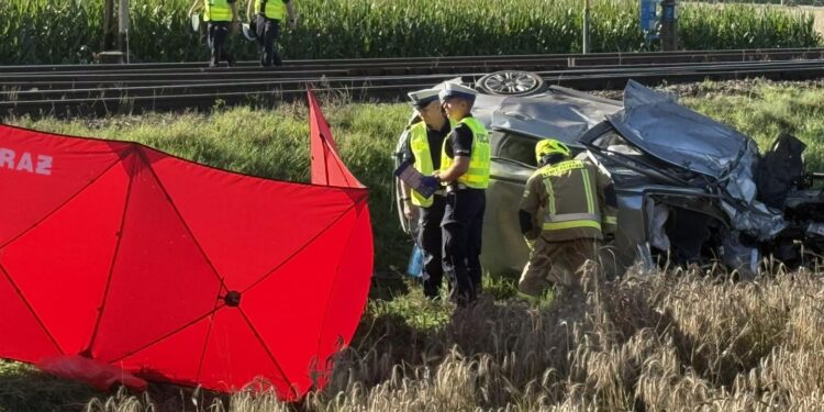 Tragiczny wypadek na przejeździe kolejowym w Szczytnikach Czerniejewskich