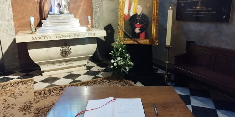 Gniezno żegna abp. Kowalczyka. Wystawiono księgę kondolencyjną