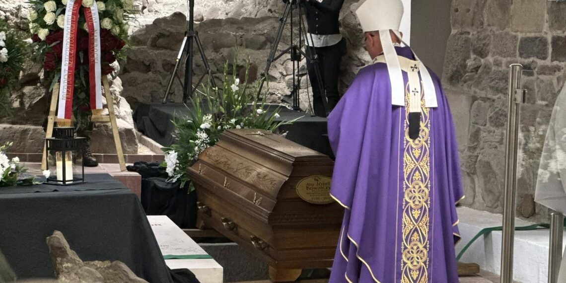 Pożegnanie Prymasa Seniora. Abp Józef Kowalczyk spoczął w katedrze gnieźnieńskiej