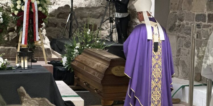 Pożegnanie Prymasa Seniora. Abp Józef Kowalczyk spoczął w katedrze gnieźnieńskiej