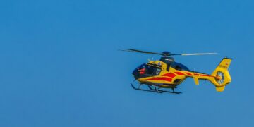 Skorzęcin. Skoczył na główkę z molo do wody o głębokości 10 cm! (wideo)