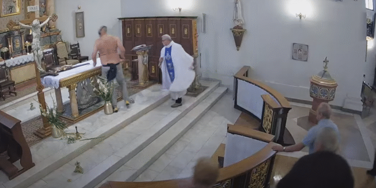 Szokujący incydent w świątyni. Agresor przerwał mszę, niszcząc wyposażenie kościoła
