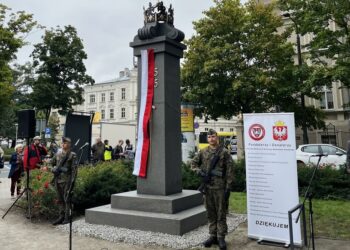 Gniezno: Uroczyste odsłonięcie Kolumny Tysiąclecia Koronacji Bolesława Chrobrego
