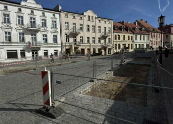 Tumska w Gnieźnie bez kostki, za to z ławeczkami i zielenią