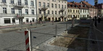 Tumska w Gnieźnie bez kostki, za to z ławeczkami i zielenią