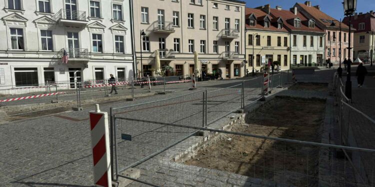 Tumska w Gnieźnie bez kostki, za to z ławeczkami i zielenią