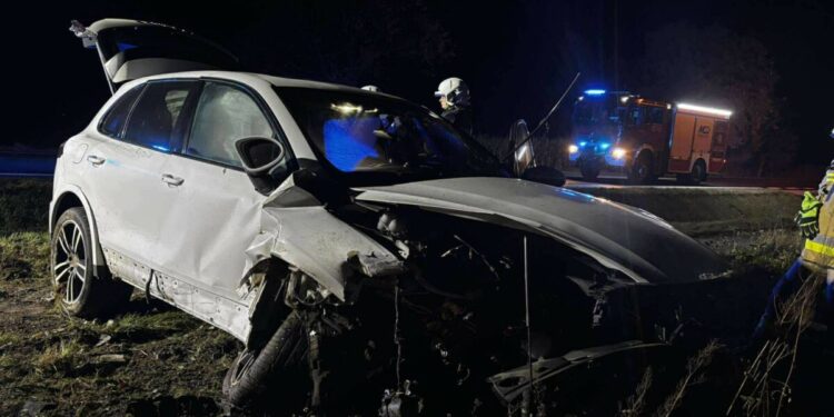 Poważna kolizja Porsche i Volvo na DW 194 pod Gnieznem. Droga była zablokowana