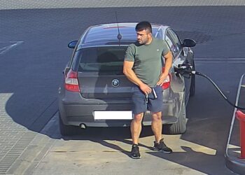 Policja publikuje wizerunek mężczyzny. Może on mieć związek z kradzieżą tablic rejestracyjnych