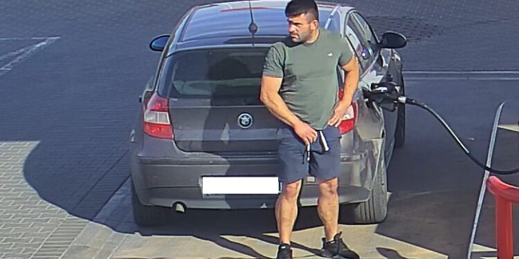 Policja publikuje wizerunek mężczyzny. Może on mieć związek z kradzieżą tablic rejestracyjnych