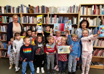 „Czytajki” w gnieźnieńskiej bibliotece: magiczny świat bajek dla najmłodszych