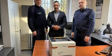 „Uroczyste przekazanie drukarki” hitem internetu! Policjanci z Trzemeszna stali się memem