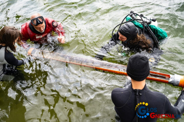 Wydobycie_wloczni_z_drzewcem_fot.CAP-1