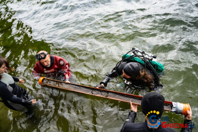 Wydobycie_wloczni_z_drzewcem_fot.CAP-3