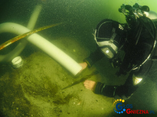 archeolog eksplorujacy grot wloczni fot. Marcin Trzciński (3)