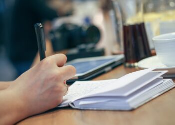 CBOS: Ponad trzy czwarte Polaków chce powrotu obowiązkowych prac domowych