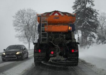 Ponad 280 pojazdów i 52 tys. ton soli. GDDKiA szykuje się do zimy w Wielkopolsce