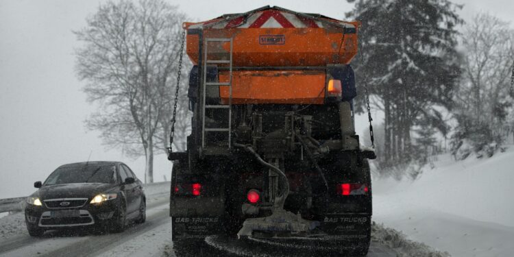Ponad 280 pojazdów i 52 tys. ton soli. GDDKiA szykuje się do zimy w Wielkopolsce