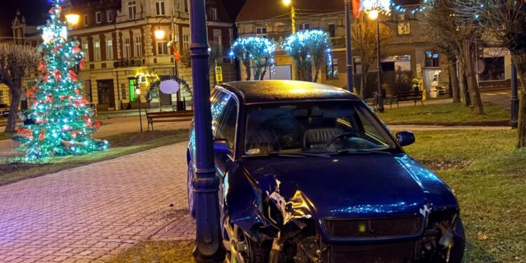Niebezpieczny rajd Audi po Trzemesznie w wigilijną noc. Zniszczenia w centrum miasta