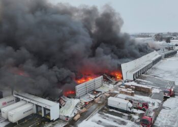 Ponad 150 strażaków gasiło ogromny pożar hali pod Poznaniem. Spaleniu uległo 11 tys. mkw. (wideo)