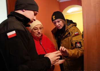 „Bezpieczny Sen” w Gnieźnie: Strażacy zainstalowali czujki dla 26 potrzebujących mieszkańców