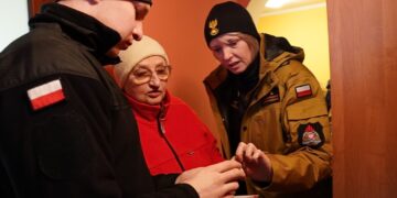 „Bezpieczny Sen” w Gnieźnie: Strażacy zainstalowali czujki dla 26 potrzebujących mieszkańców