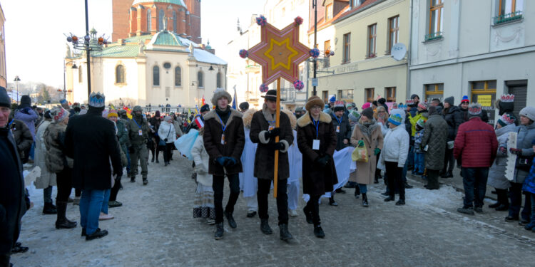 „Wiara jest drogą, a nie zestawem gotowych recept”. Orszak Trzech Króli przeszedł ulicami Gniezna