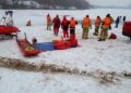 Strażacy ćwiczyli ratownictwo lodowe na jeziorze Winiary. „Lód zawsze może się załamać”
