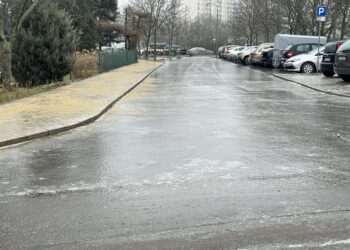 Marznący deszcz sparaliżował szkoły. Zajęcia odwołane w Gnieźnie i powiecie gnieźnieńskim