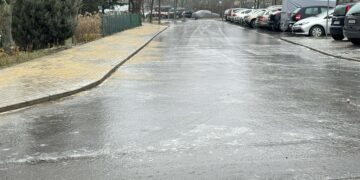 Marznący deszcz sparaliżował szkoły. Zajęcia odwołane w Gnieźnie i powiecie gnieźnieńskim