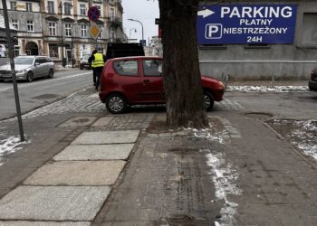 Sprawdzona metoda czy pozorne działanie? Likwidacja ławki w centrum Gniezna budzi wątpliwości