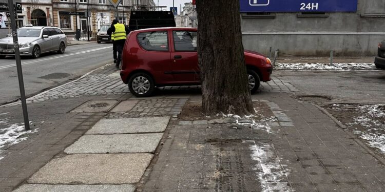 Sprawdzona metoda czy pozorne działanie? Likwidacja ławki w centrum Gniezna budzi wątpliwości