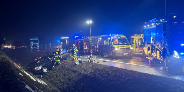 Śmiertelny wypadek na krajowej 15 pod Gnieznem. Droga zablokowana