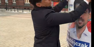 Poseł Kołodziejczak otworzył kancelarię w Gnieźnie. Na słupach zakleił… aktualne nekrologi