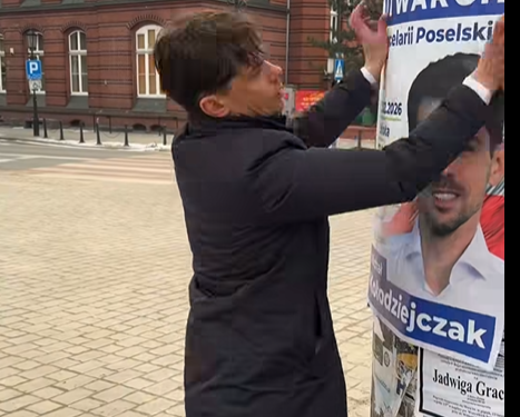 Poseł Kołodziejczak otworzył kancelarię w Gnieźnie. Na słupach zakleił… aktualne nekrologi