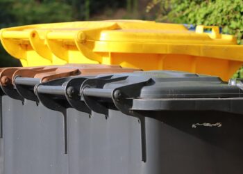 Ministerstwo Klimatu dementuje: Unia nie wprowadzi 11 koszy na śmieci. „Fałszywy przekaz”